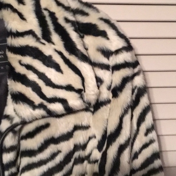EUC,Terry Lewis design,Faux Tiger fur, Ivory and Black,size 1X, Cropped jacket - Picture 3 of 7